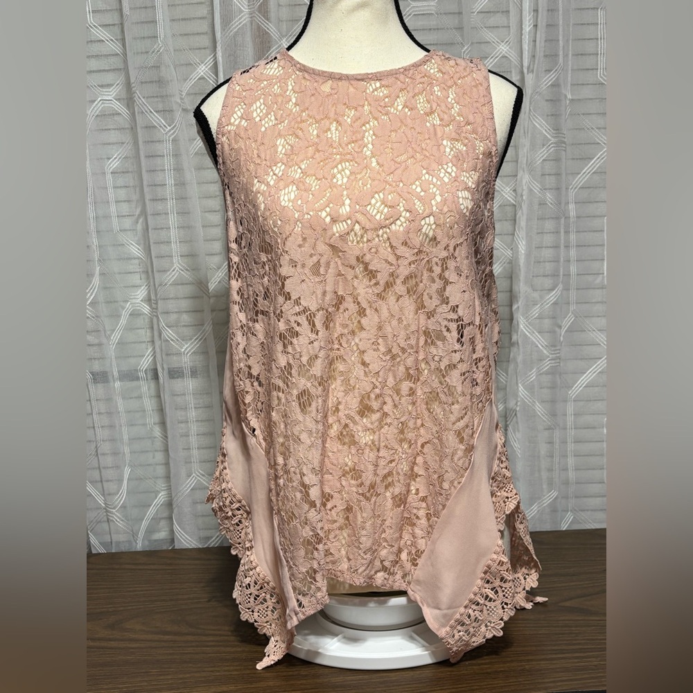 Loft size S lace she’ll. Looks so pretty under blazer or denim jacket 18 p2p